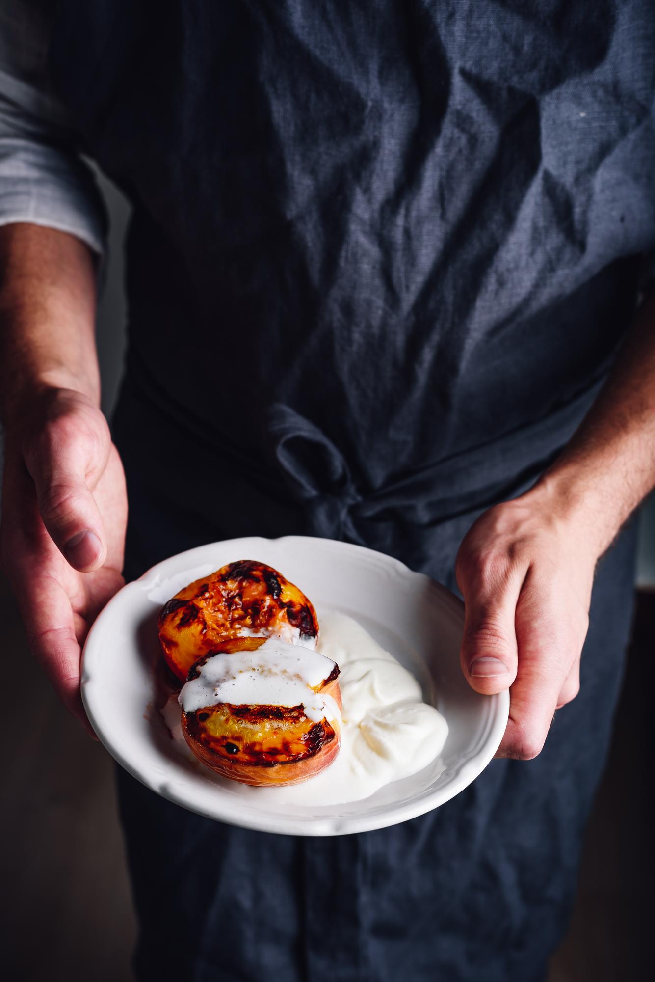 Chef executive în halat, aranjând un platou